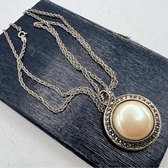 Vintage AVON reversible silver faux pearl pendant 31” chain necklace - Picture 6 of 8